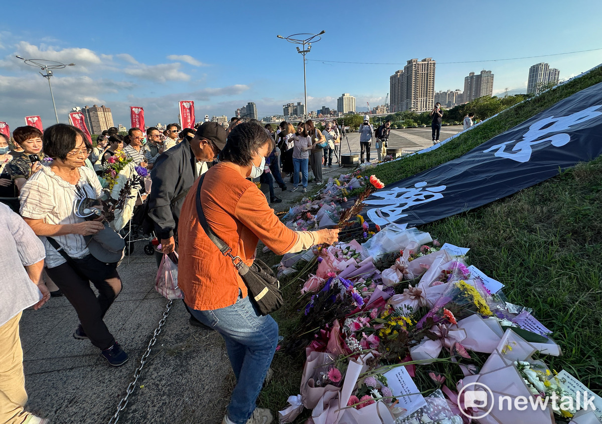 國民黨主席鄭麗文出席2025年【五○年代白色恐怖秋祭追思慰靈大會】，鄭麗文否認這項由統派舉辦的活動是以紀念共諜吳石為主，但現場出現許多紀念吳石的簡體中文文字，並指名給吳石的鮮花和鳳梨酥。 圖：張良一/攝