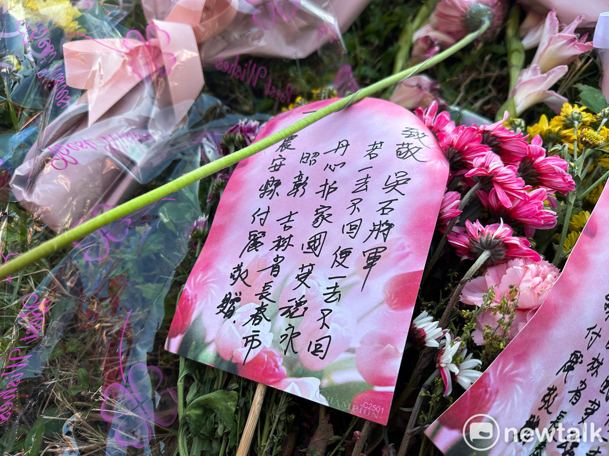 國民黨主席鄭麗文出席2025年【五○年代白色恐怖秋祭追思慰靈大會】，鄭麗文否認這項由統派舉辦的活動是以紀念共諜吳石為主，但現場出現許多紀念吳石的簡體中文文字，並指名給吳石的鮮花和鳳梨酥。 圖：張良一/攝
