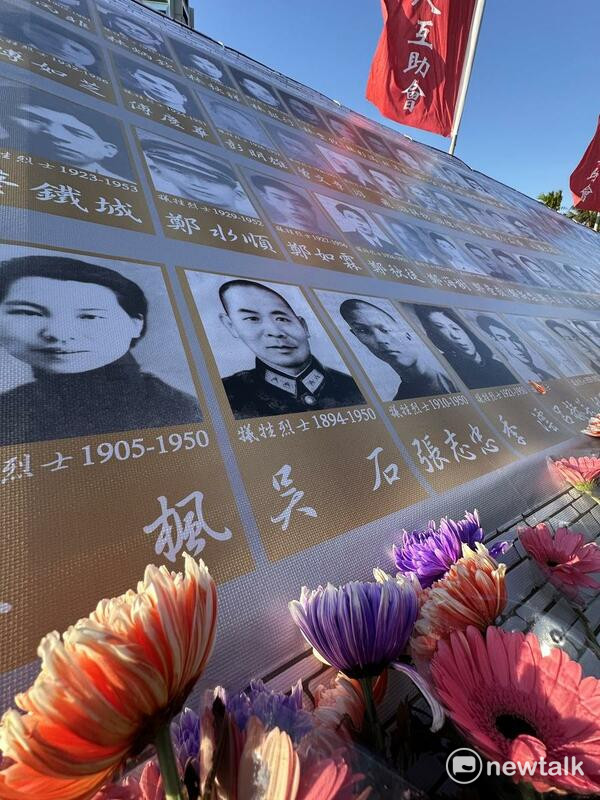 國民黨鄭麗文出席2025年【五○年代白色恐怖秋祭追思慰靈大會】，鄭麗文否認這項由統派舉辦的活動是以紀念共諜吳石為主，但現場出現許多紀念吳石的簡體中文文字，並指名給吳石的鮮花和鳳梨酥。 圖：張良一/攝