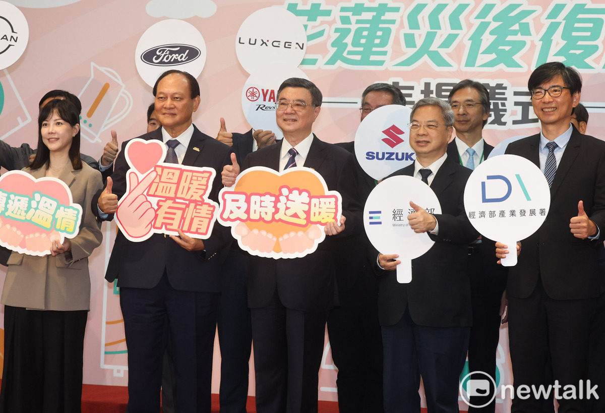 行政院長卓榮泰今（10）天出席「花蓮災後復原表揚儀式」，並偕同政務委員季連成、經濟部長龔明鑫等人與受表揚的廠商合影。 圖：張良一/攝