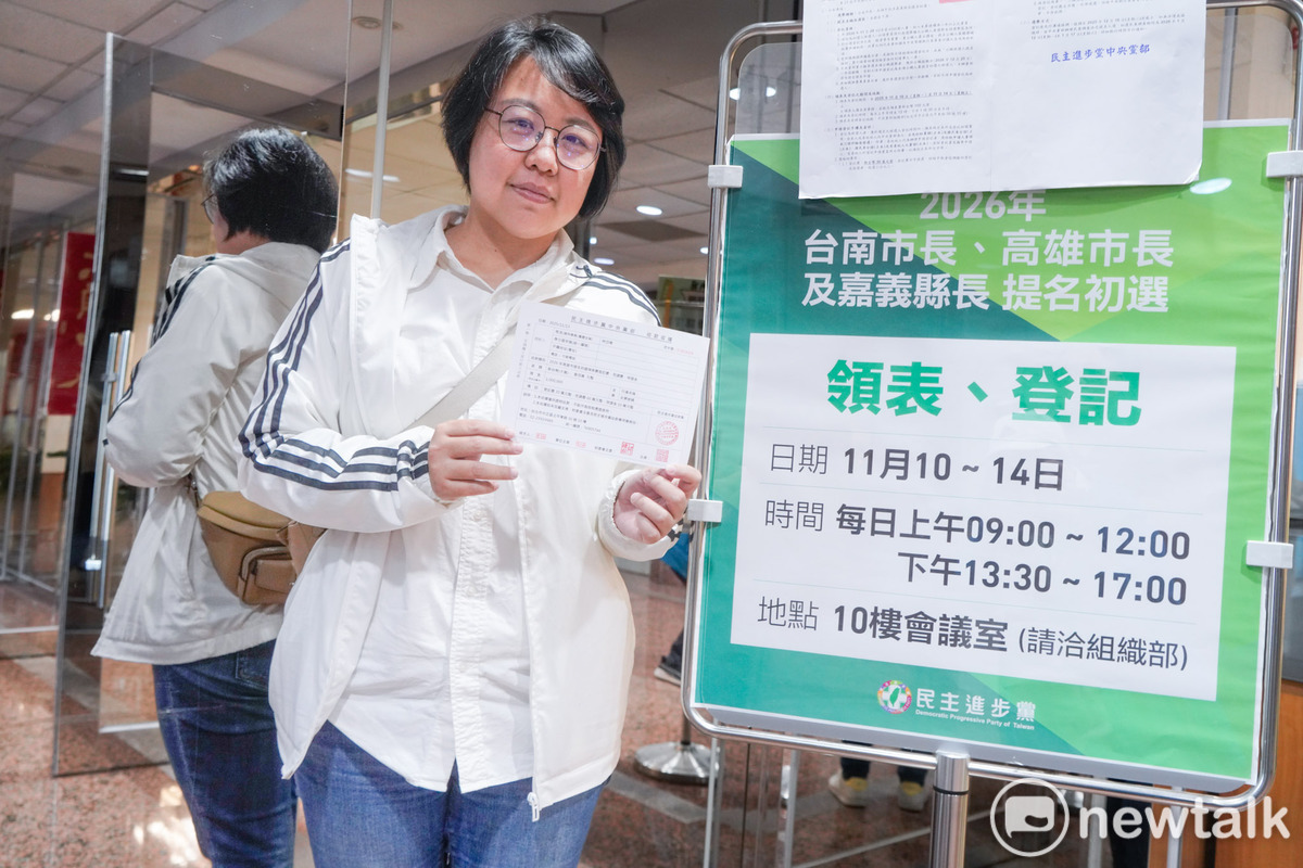 民進黨立委林岱樺的幕僚，中午代表林岱樺到民進黨中央辦理高雄市長初選登記。 圖：張良一/攝