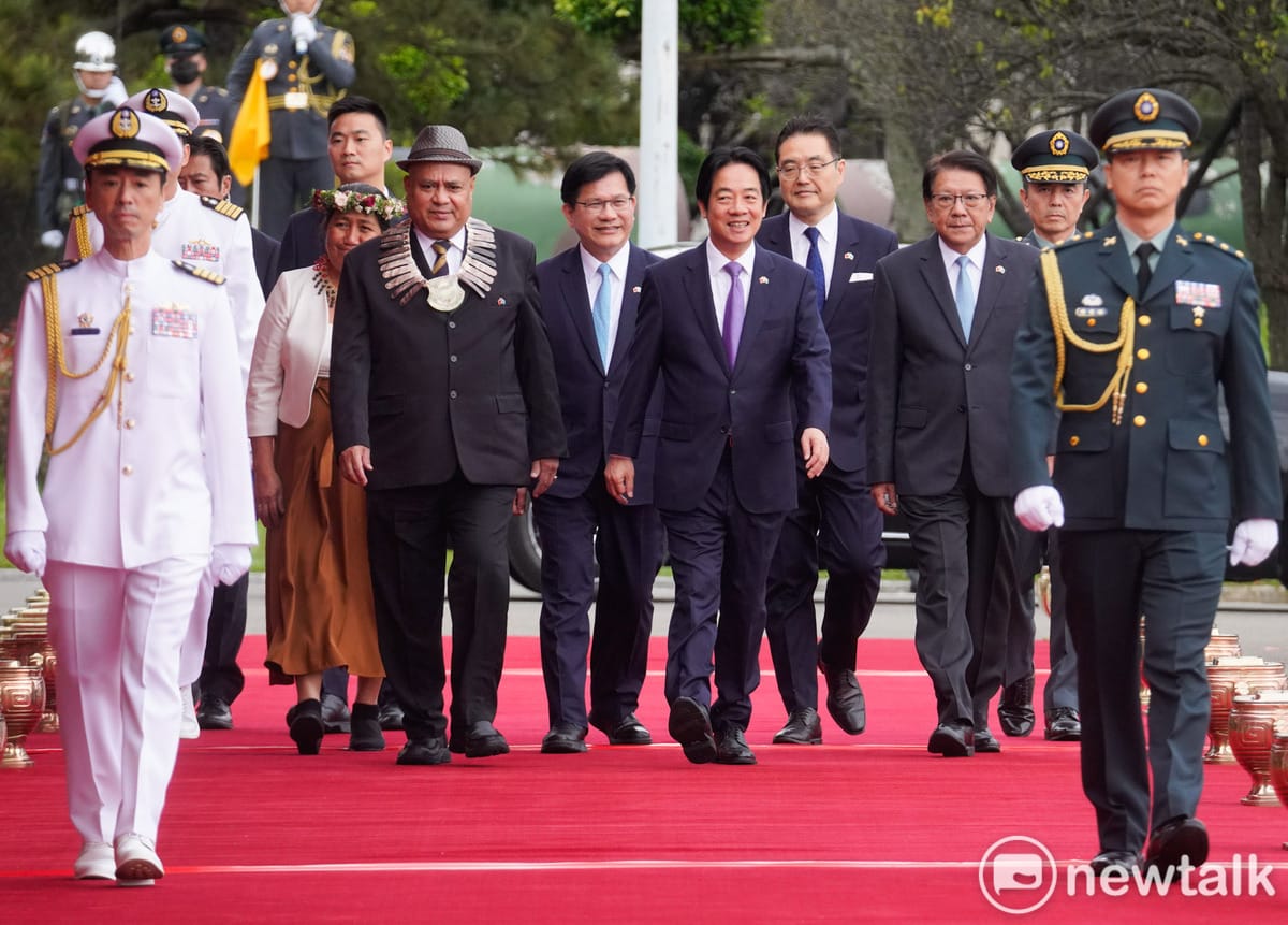 總統賴清德上午在總統府前廣場以軍禮歡迎來台進行國是訪問的吐瓦魯國總理戴斐立伉儷。 圖：張良一/攝
