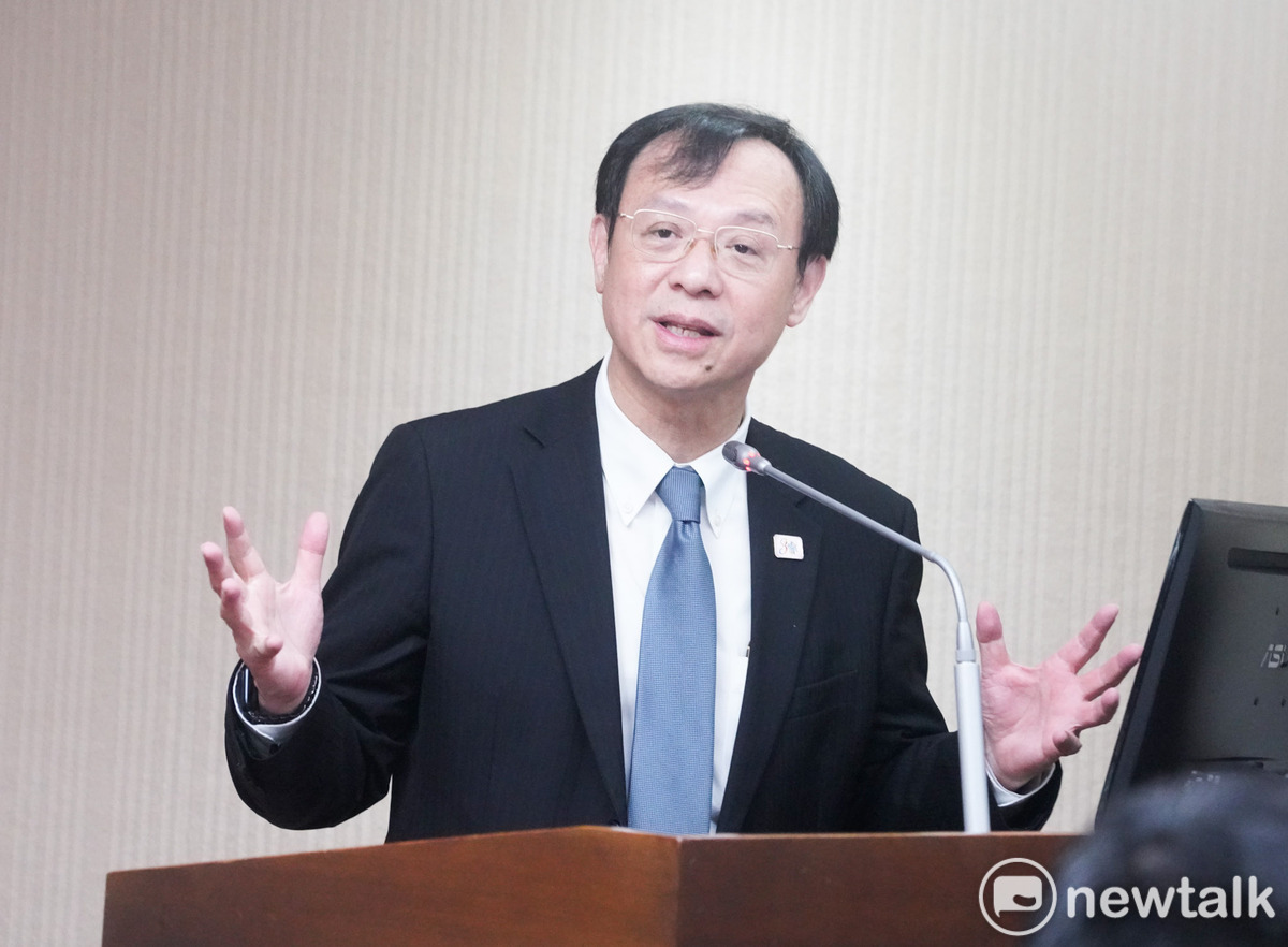 健保12月給付1針1億AADC新藥惹議，胸腔名醫蘇一峰質疑排擠癌症資源，石崇良則回應如落水先救誰一樣，決策艱難。 圖：張良一/攝