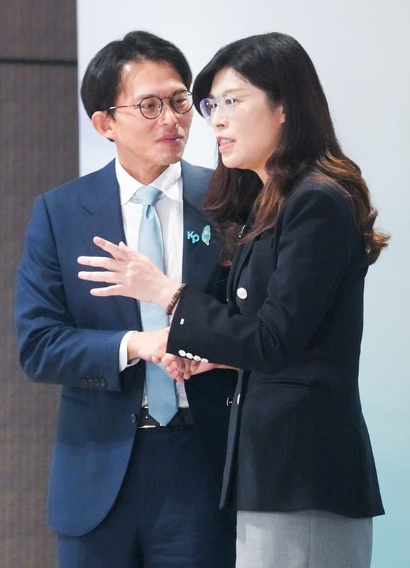 民眾黨主席黃國昌（左）、國民黨主席鄭麗文（右）。 圖：張良一 / 攝（資料照）