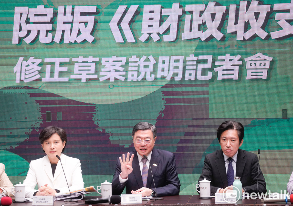 行政院長卓榮泰在副院長鄭麗君、秘書長張惇涵（右）等人的陪同下舉行記者會，說明院版《財政收支劃分法》修正草案內容。 圖：張良一/攝