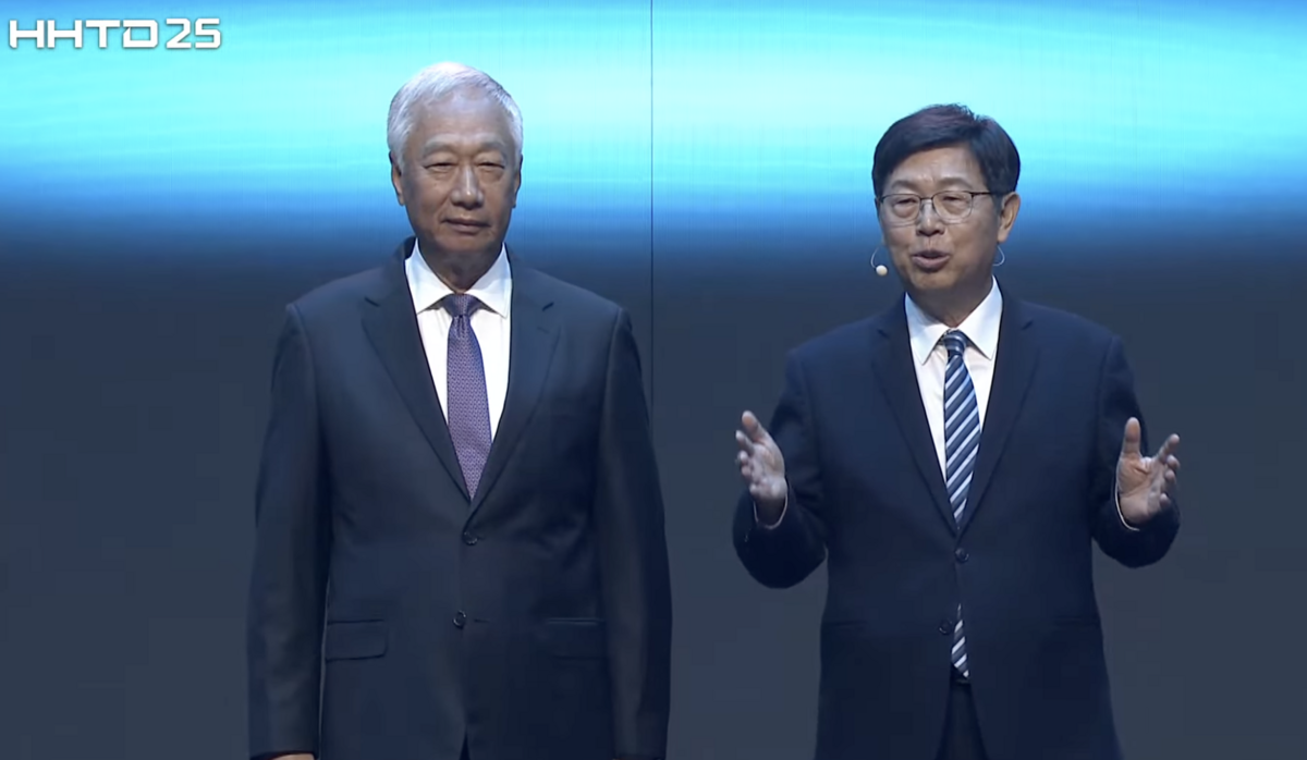 鴻海董事長劉揚偉與創辦人郭台銘於今（21）日「科技日」活動開場，一同走出舞台，即成了全場焦點。許久沒出現在螢光幕前的郭台銘，頂著一頭白髮亮相，但全程未發言。 圖：擷取自「鴻海科技日」YT直播畫面