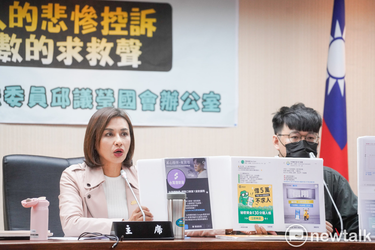 民進黨立委邱議瑩舉辦「我的人生何時開始變悲慘？」記者會，ㄧ位深受高額年利率所苦的年輕人Kevin在會中現身說法，說明融資公司的年利率高達 43%，遠遠超過 16% 法定利率。 圖：張良一/攝