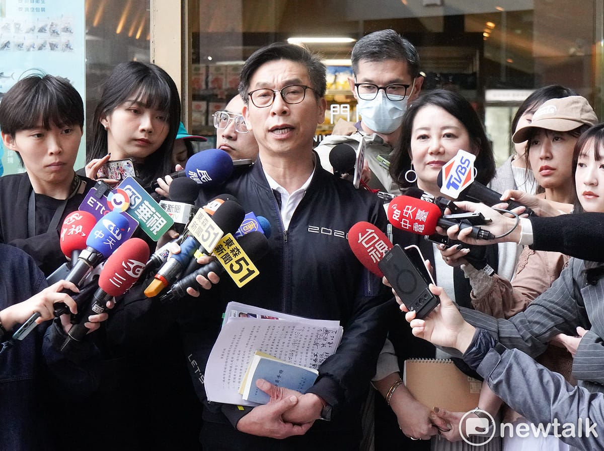 身兼民進黨主席的總統賴清德今午邀請黨籍立委，就藍白立委聯手通過有違憲疑慮的法案，商討反制之道。圖為民進黨立院黨團幹事長鍾佳濱說明會議結論。 圖：張良一/攝