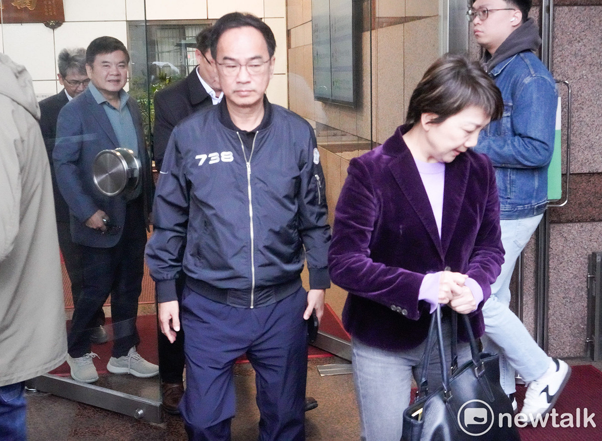 身兼民進黨主席的總統賴清德今午邀請黨籍立委，就藍白立委聯手通過有違憲疑慮的法案，商討反制之道。圖為民進黨立委范雲等人會後步出民進黨中央黨部。 圖：張良一/攝