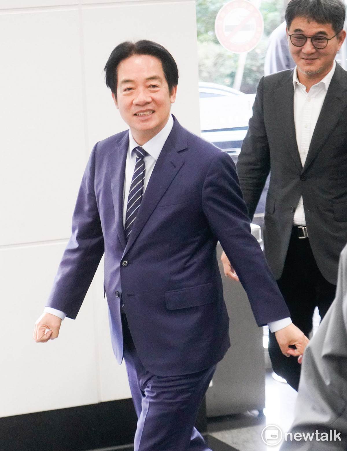 總統賴清德出席下午「癌症新藥基金週年感恩大會」前，對於媒體詢問不副署財劃法，笑而不答。 圖：張良一/攝