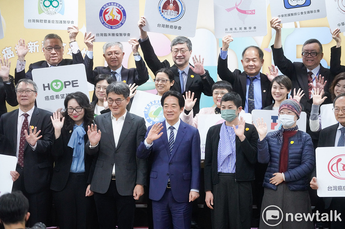 總統賴清德出席下午「癌症新藥基金週年感恩大會」，並與與會人士合影。 圖：張良一/攝