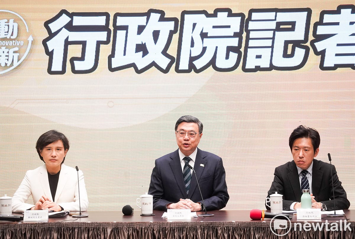 行政院長卓榮泰在副院長在鄭麗、秘書長張惇涵等人的陪同下舉行「捍衛憲政秩序 行政院記者會」，宣不對立法院通過的財劃法修正案將不予副署。 圖：張良一/攝