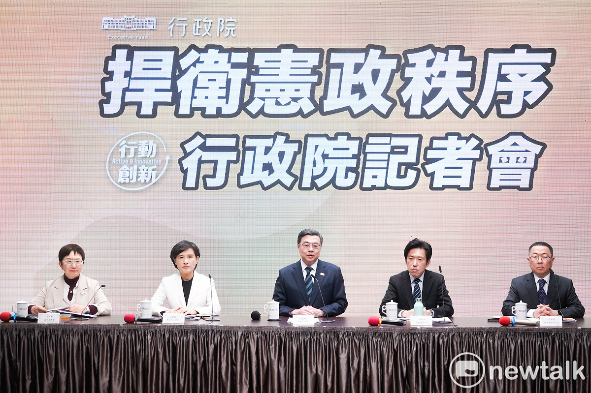 行政院長卓榮泰在副院長鄭麗君、秘書長張惇涵等人的陪同下舉行「捍衛憲政秩序 行政院記者會」，宣布對立法院通過的財劃法修正案將不予副署。 圖：張良一/攝（資料照片）