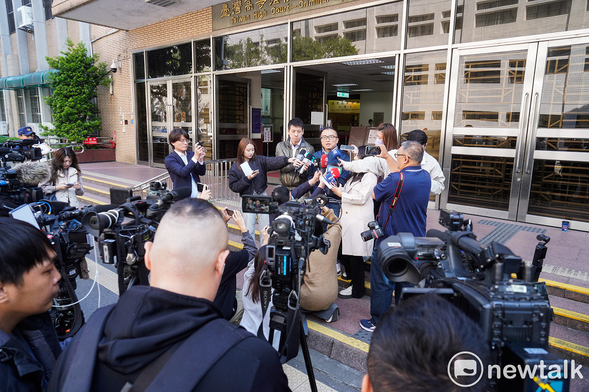 針對新竹市長高虹安被控在立法委員任內涉詐領助理費，高院今宣判高涉貪案無罪，民眾黨祕書長周榆修在高院宣判後回應媒體。 圖：張良一 / 攝