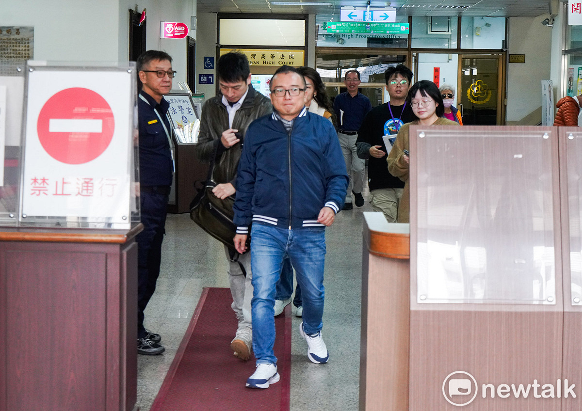 針對新竹市長高虹安被控在立法委員任內涉詐領助理費，高院今宣判高涉貪案無罪，民眾黨祕書長周榆修在高院宣判後回應媒體。 圖：張良一/攝