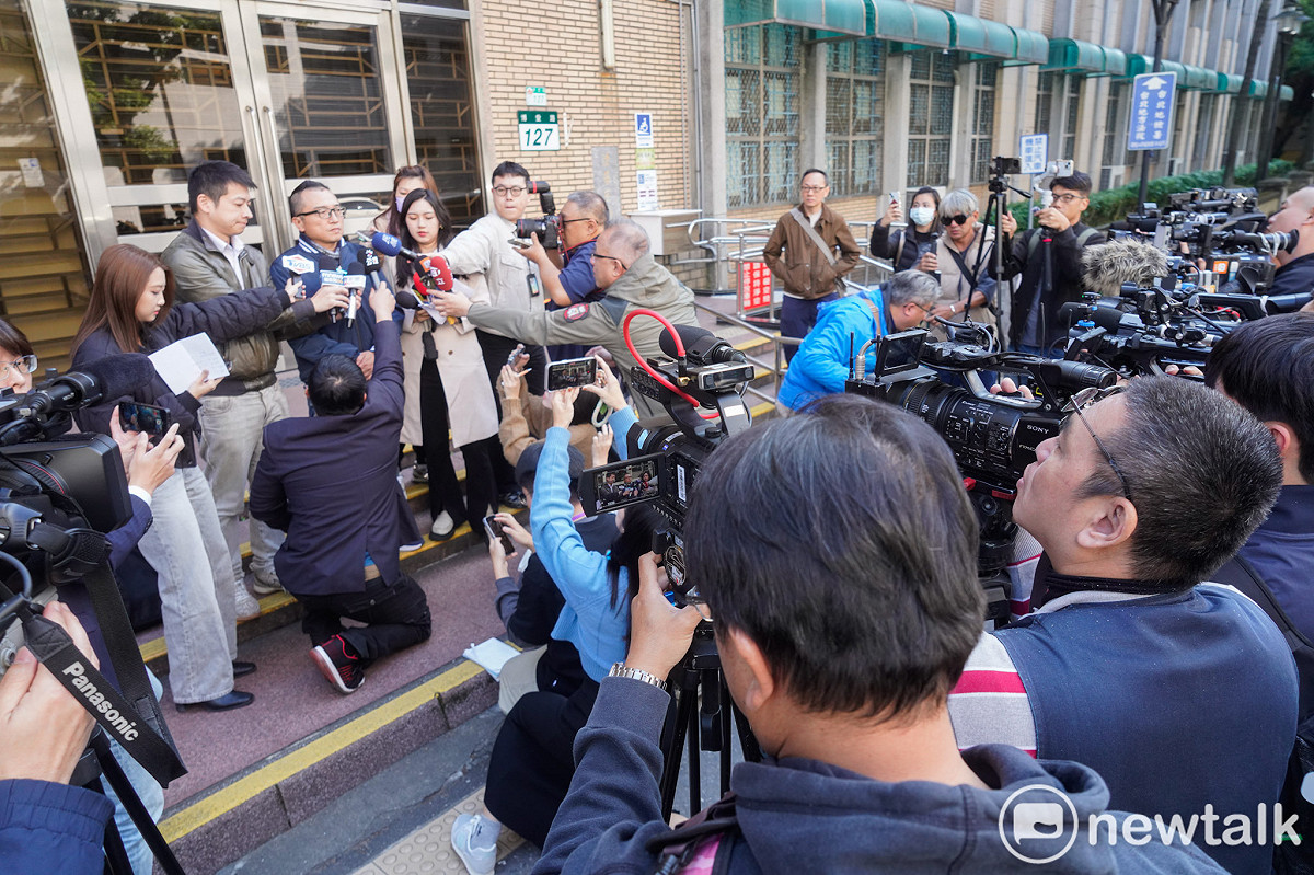 針對新竹市長高虹安被控在立法委員任內涉詐領助理費，高院今宣判高涉貪案無罪，民眾黨祕書長周榆修在高院宣判後回應媒體。 圖：張良一 / 攝