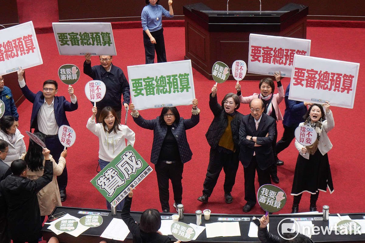 民進黨立院黨團日前於立法院會舉牌要求儘速審理中央政府總預算案。 圖：張良一/攝（資料照）