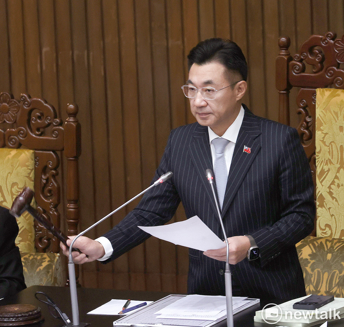 立法院副院長江啟臣今在院會敲槌會三讀通過勞保條例修正草案，將政府撥補法制化。 圖：張良一/攝