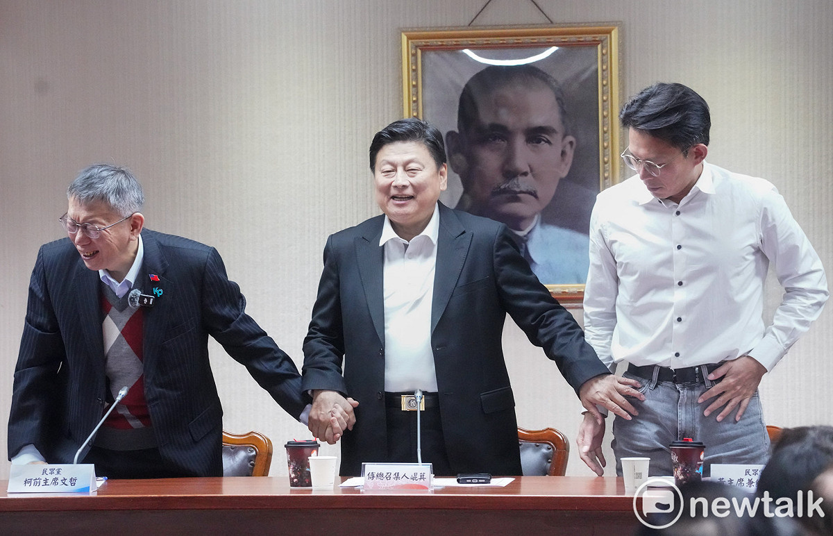 國民黨立院黨團今舉行總召集人暨首席副書記長選舉，民眾黨前、現任主席柯文哲、黃國昌等人前往祝賀，續任的國民黨總召傅崐萁也向柯文哲等人表達，希望黃國昌可以續任民眾黨團總召，繼續合作。 圖：張良一/攝
