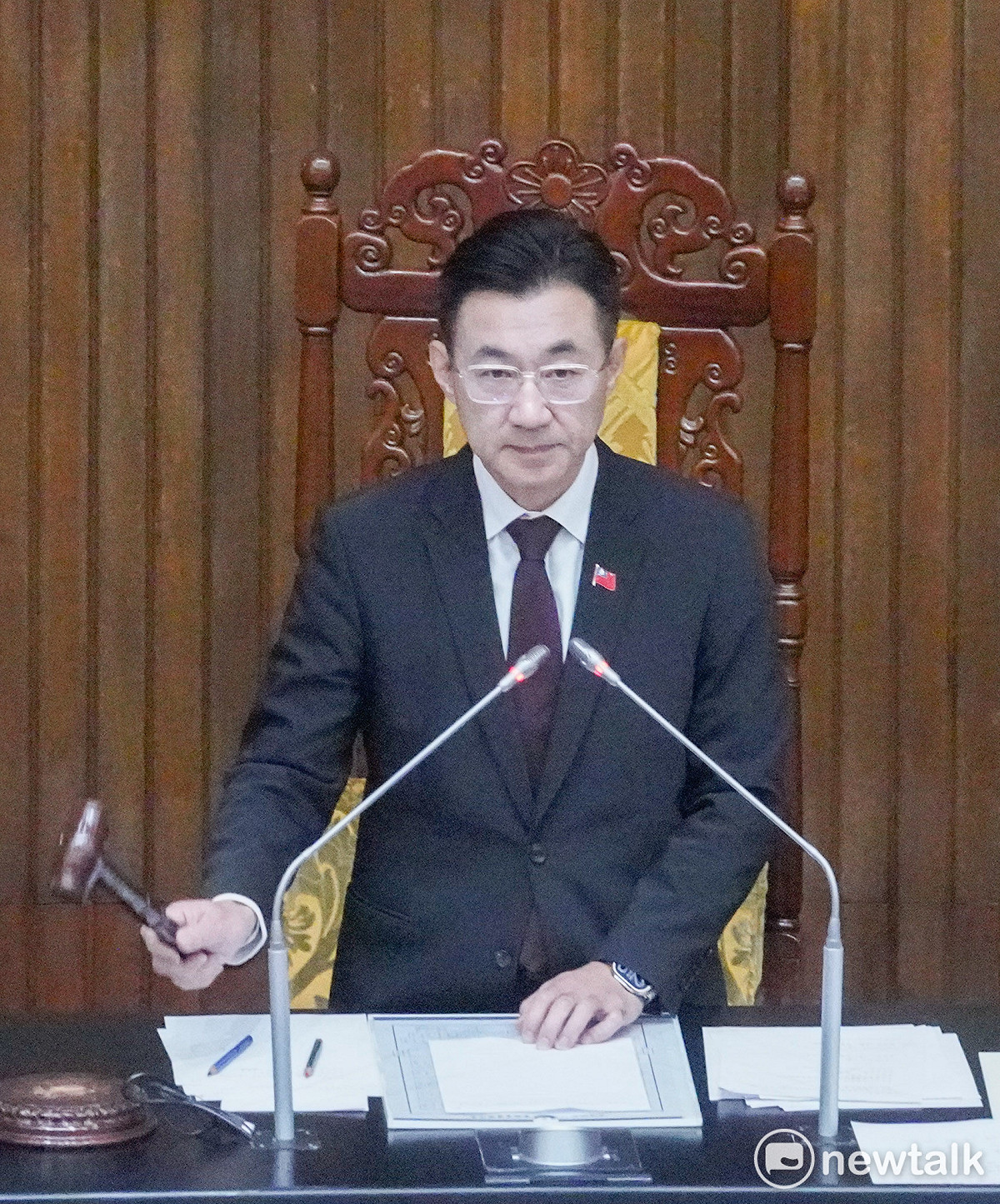 立法院副院長江啟臣敲槌三讀通過衛星廣播電視法部分條文修正草案。 圖：張良一/攝