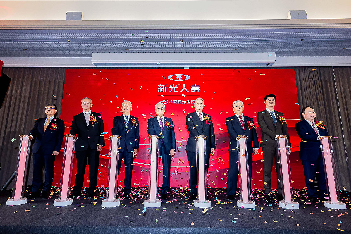 新光人壽以「新新共好，開創新局」為主題舉辦合併茶會，由台新新光金控董事長吳東亮(左4)、台新新光金控總經理林維俊(右3)、新光人壽董事長魏寶生(左3)、新光人壽副董事長洪士琪(左2)、新光人壽總經理黃敏義(左1)、新光人壽董事吳昕豪(右2)、新光人壽資深執行副總戴朝暉(右1)及壽險公會理事長陳慧遊(右4)共同進行啟動儀式，象徵新光人壽邁入新篇章。 圖：台新新光金控／提供