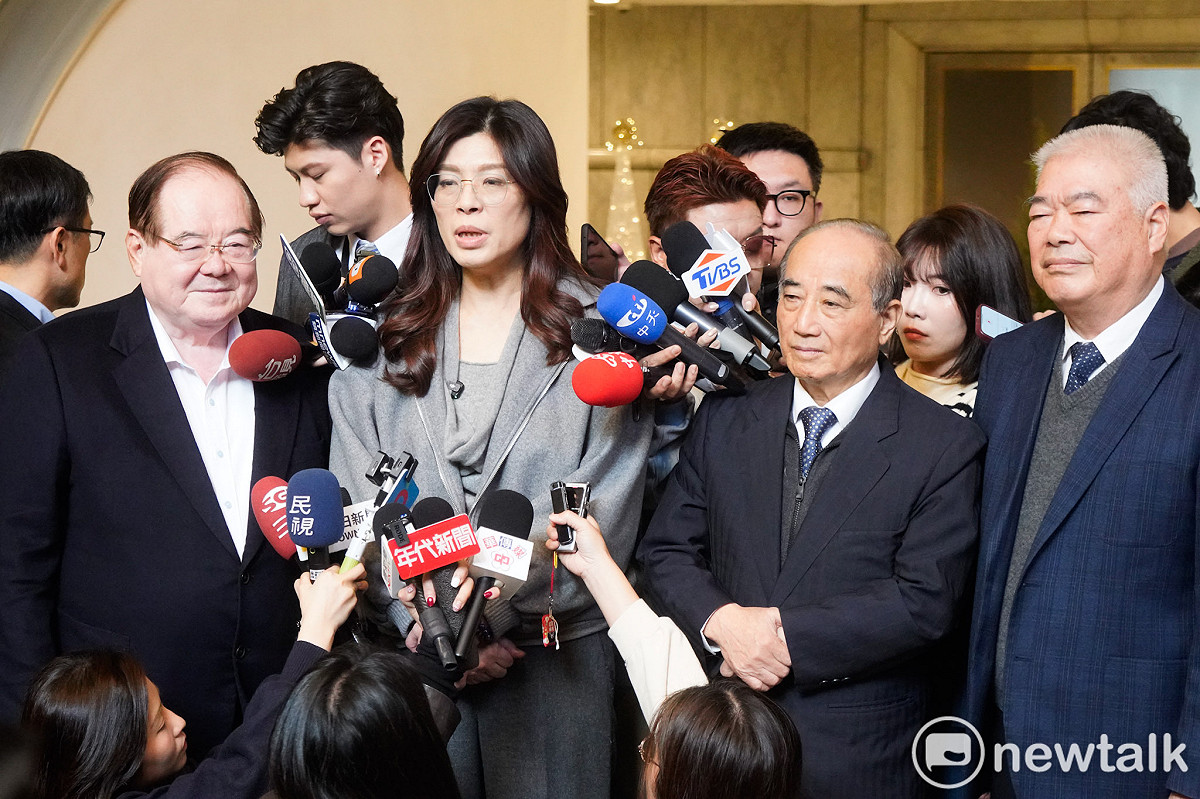 國民黨主席鄭麗文上午在副主席李乾龍等多位副主席陪同下，前往前立法院長王金平辦公室致送最高顧問聘書。 圖：張良一/攝