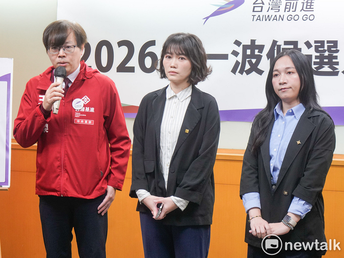 由台灣基進、時代力量、台灣綠黨與小民參政歐巴桑聯盟組成的台灣前進陣線今舉行「台灣人民，不再只能承受政治苦果：台灣前進陣線（Taiwan GoGo）2026 第一波候選人亮相」記者會，公布2026年九合一大選第一波提名名單，並由候選人簽署承諾書。圖為台灣基進黨主席王興煥、台灣基進內湖南港候選人吳欣岱、台南第七選區候選人吳依潔。 圖：張良一/攝