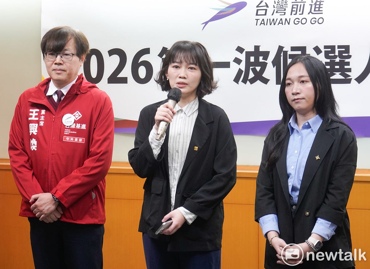 由台灣基進、時代力量、台灣綠黨與小民參政歐巴桑聯盟組成的台灣前進陣線今舉行「台灣人民，不再只能承受政治苦果：台灣前進陣線（Taiwan GoGo）2026 第一波候選人亮相」記者會，公布2026年九合一大選第一波提名名單，並由候選人簽署承諾書。圖為台灣基進黨主席王興煥、台灣基進內湖南港候選人吳欣岱、台南第七選區候選人吳依潔。 圖：張良一/攝