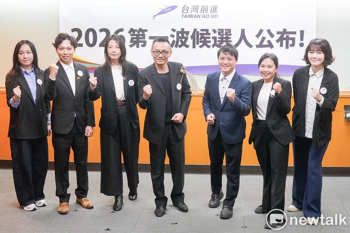 由台灣基進、時代力量、台灣綠黨與小民參政歐巴桑聯盟組成的台灣前進陣線今舉行「台灣人民，不再只能承受政治苦果：台灣前進陣線（Taiwan GoGo）2026 第一波候選人亮相」記者會，公布2026年九合一大選第一波提名名單，並由候選人簽署承諾書。前排左起為吳依潔、鄒明諺、沈佩玲、張佑輔、甘崇緯、陳宛毓、吳欣岱。 圖：張良一/攝