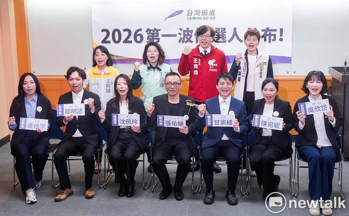 由台灣基進、時代力量、台灣綠黨與小民參政歐巴桑聯盟組成的台灣前進陣線今舉行「台灣人民，不再只能承受政治苦果：台灣前進陣線（Taiwan GoGo）2026 第一波候選人亮相」記者會，公布2026年九合一大選第一波提名名單，並由候選人簽署承諾書。前排左起為吳依潔、鄒明諺、沈佩玲、張佑輔、甘崇緯、陳宛毓、吳欣岱。 圖：張良一/攝