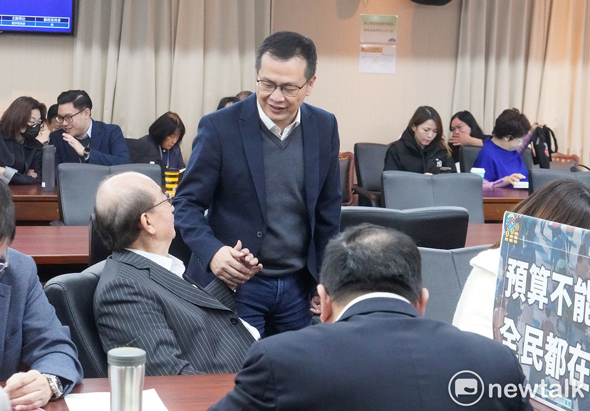 國民黨立院黨團書記長羅智強在立院程序委員會召開前，向民進黨立院黨團總召柯建銘致意。藍白立委今再度擋下中央政府總預算案及1.25國防特別預算條例。 圖：張良一/攝