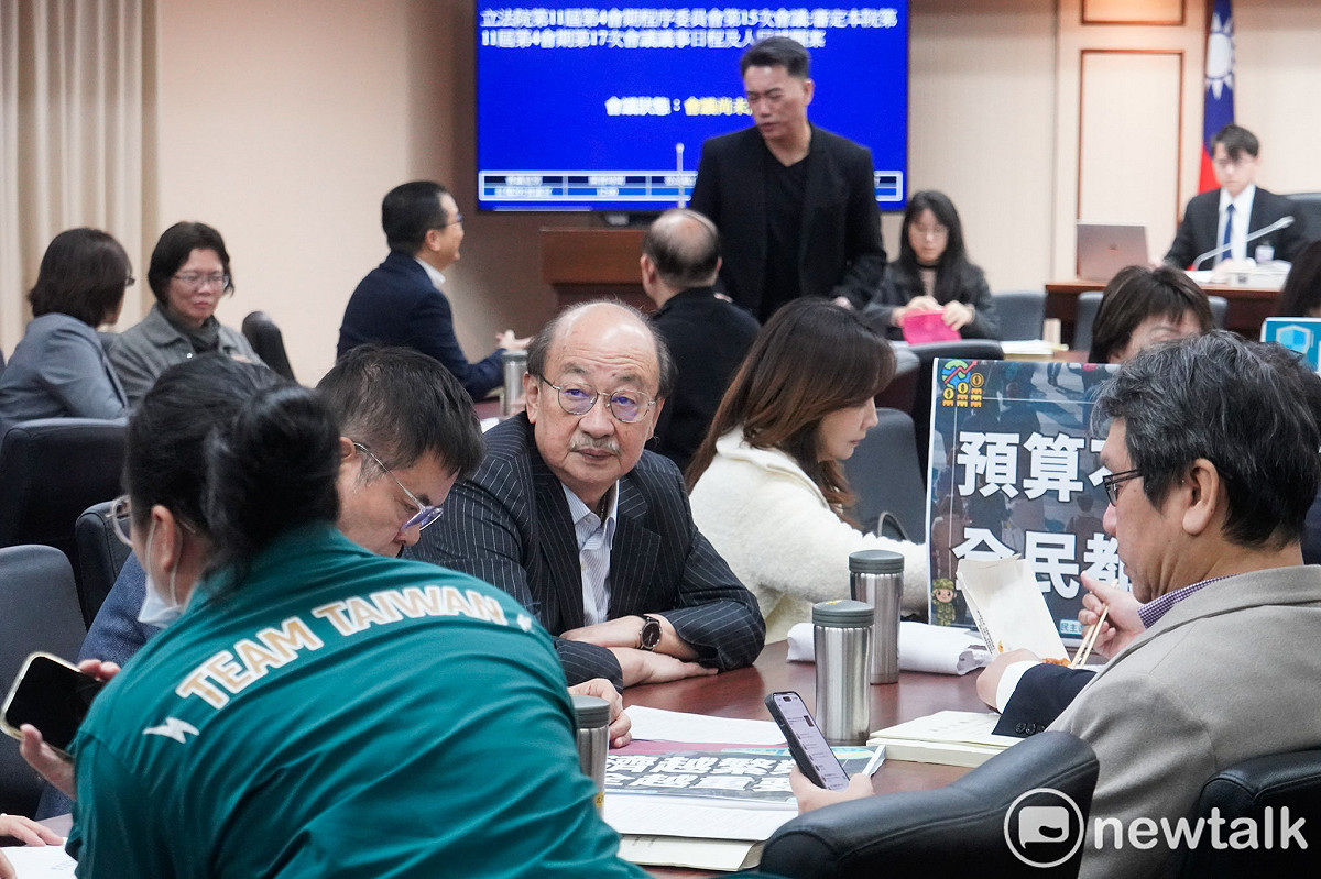 民進黨立院黨團總召柯建銘今現身立院程序委員會督軍，但藍白立委再度擋下中央政府總預算案及1.25國防特別預算條例後，會後柯建銘回應媒體：「好事多磨，繼續努力，週五院會再處理」。 圖：張良一/攝