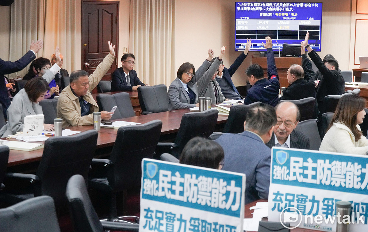 民進黨立院黨團總召今現身立院程序委員會，對於藍白立委再度擋下中央政府總預算案及1.25國防特別預算條例。 圖：張良一/攝