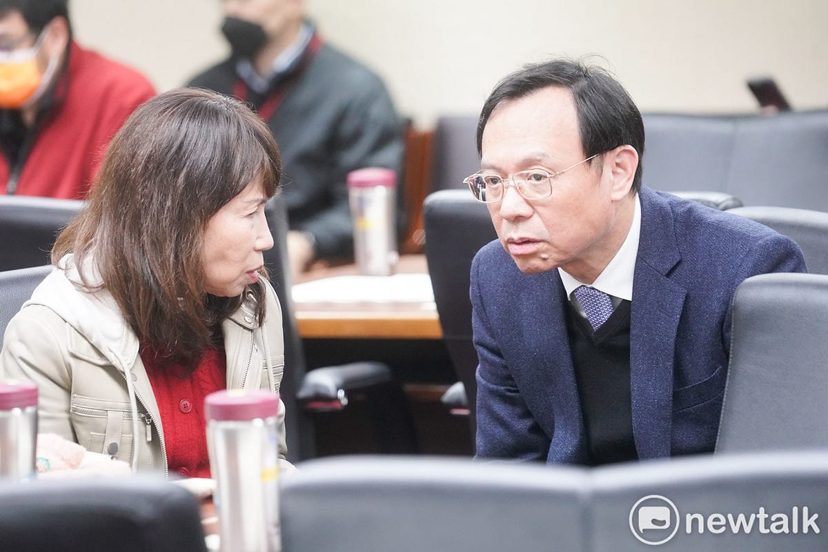 立法院社福及衛環委員會逐條審查人工生殖法修正草案，力推代理孕母入法的民眾黨立委陳昭姿(左)，在議事人員宣讀法條時和衛福部長石崇良交換意見。 圖：張良一 / 攝