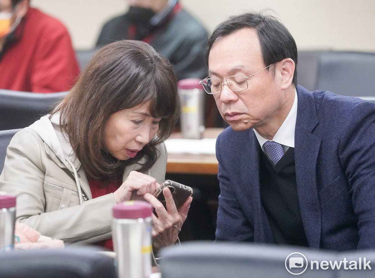 立法院社福及衛環委員會今逐條審查人工生殖法修正草案，力推代理孕母入法的民眾黨立委陳昭姿，在議事人員宣讀法條時和衛福部長石崇良交換意見。 圖：張良一/攝