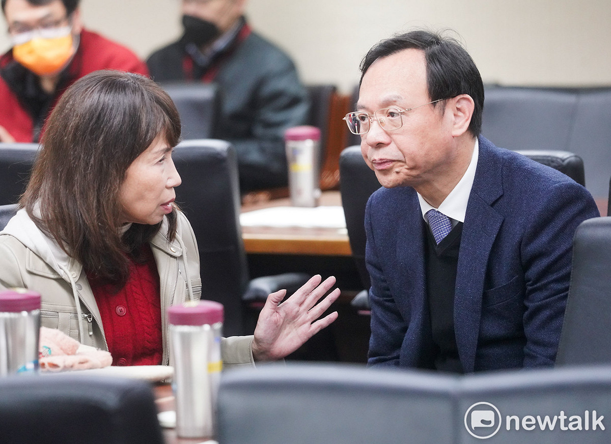 立法院社福及衛環委員會今逐條審查人工生殖法修正草案，力推代理孕母入法的民眾黨立委陳昭姿，在議事人員宣讀法條時和衛福部長石崇良交換意見。 圖：張良一/攝