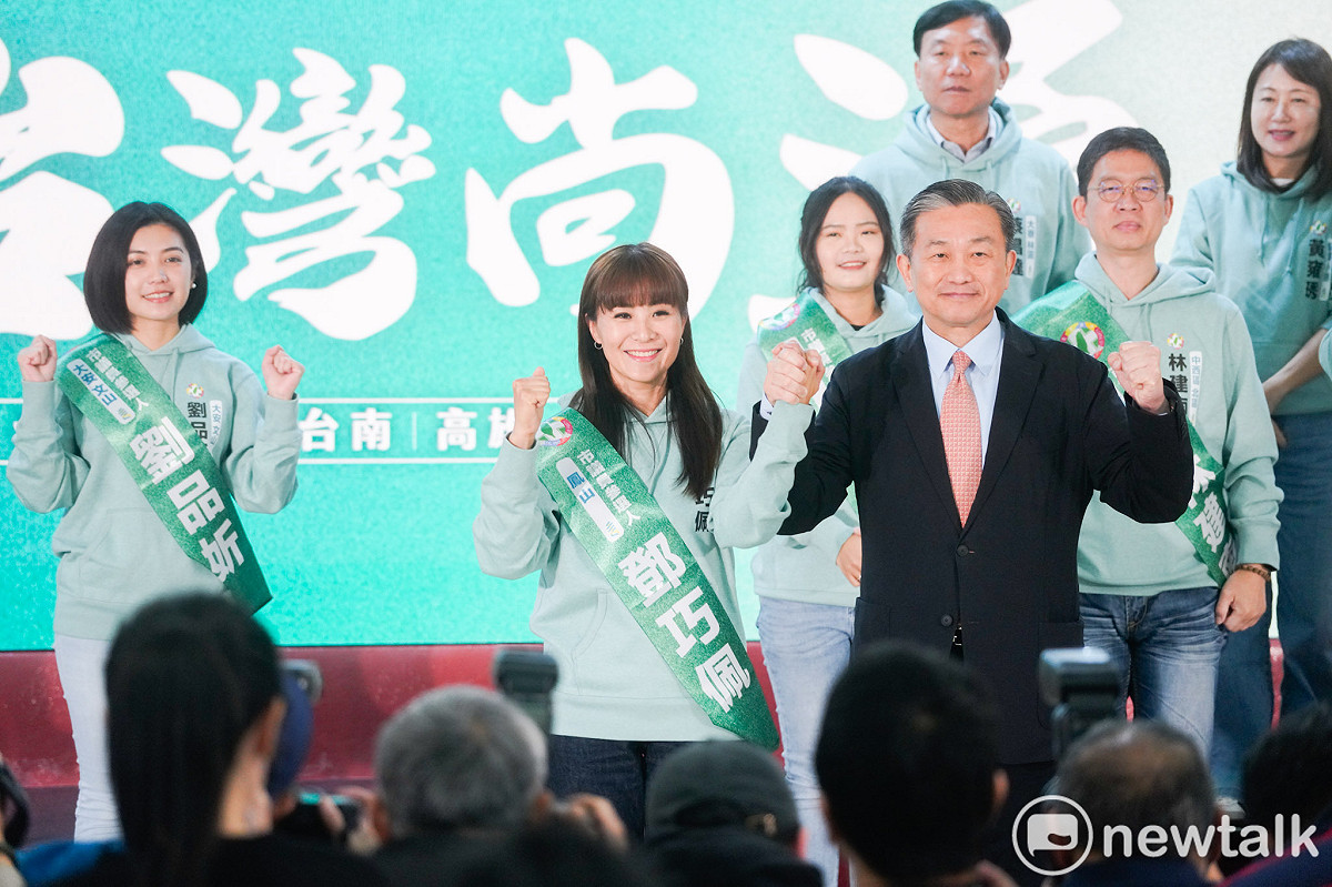 湧言會召集人、立法委員王定宇在湧言全國議員參選新人「十一登場，勢不可擋」 全國議員參選新人記者會中 ，高舉候選人的手高呼凍蒜！ 圖：張良一/攝