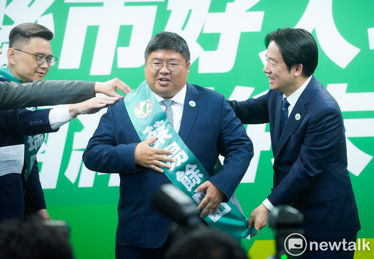 身兼民進黨主席的總統賴清德為民進黨嘉義縣長被提名人蔡易餘披上彩帶。 圖：張良一/攝