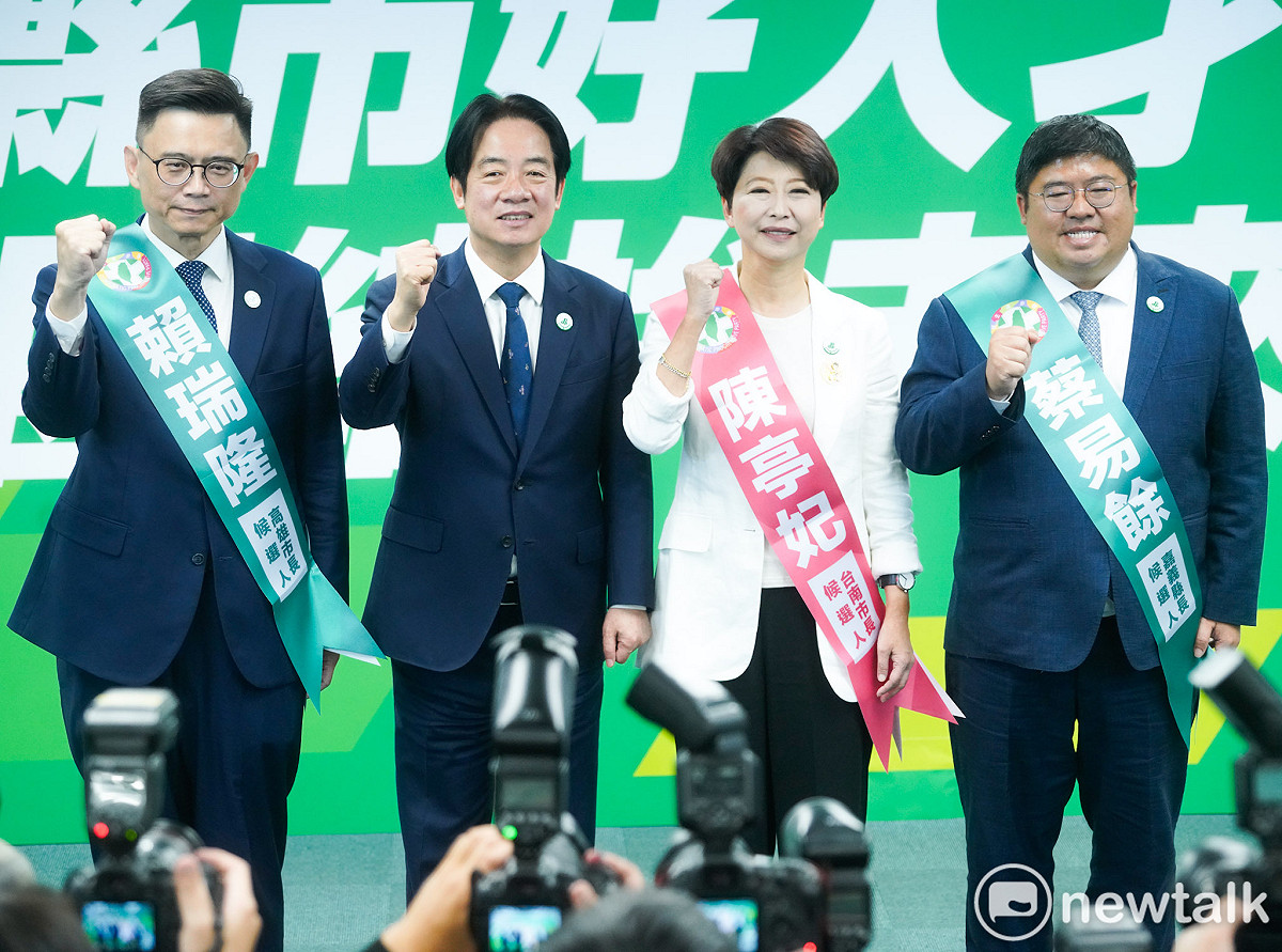 身兼民進黨主席的總統賴清德和民進黨高雄市長被提名人賴瑞隆、台南市長被提名人陳亭妃和嘉義縣長被提名人蔡易餘在記者會中呼喊凍蒜口號。 圖：張良一/攝
