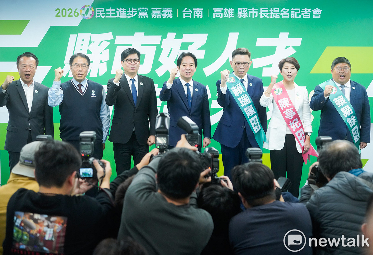 身兼民進黨主席的總統賴清德和民進黨高雄市長被提名人賴瑞隆、台南市長被提名人陳亭妃和嘉義縣長被提名人蔡易餘以及現任高雄市長陳其邁、台南市長黃偉哲、嘉義縣長翁章梁在記者會中呼喊凍蒜口號。 圖：張良一/攝