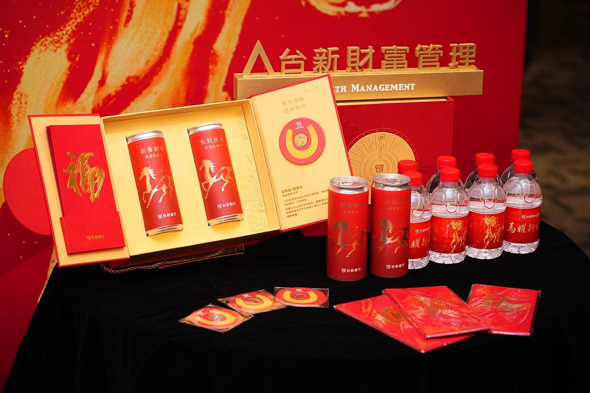 雙馬奔騰駿啟新局，台新銀限量馬年開運禮亮相，聚財三秘技助客戶實現穩健財富目標。 圖：台新金控／提供