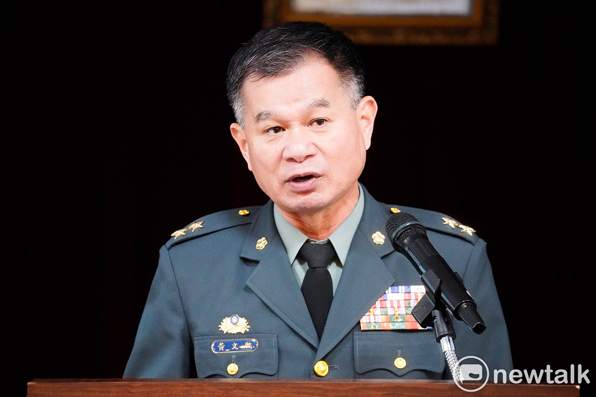 國防部戰略規劃司司長黃文啓中將上午在臨時記者會中說明武器採購流程以及採購延宕所面臨的問題。 圖：張良一/攝