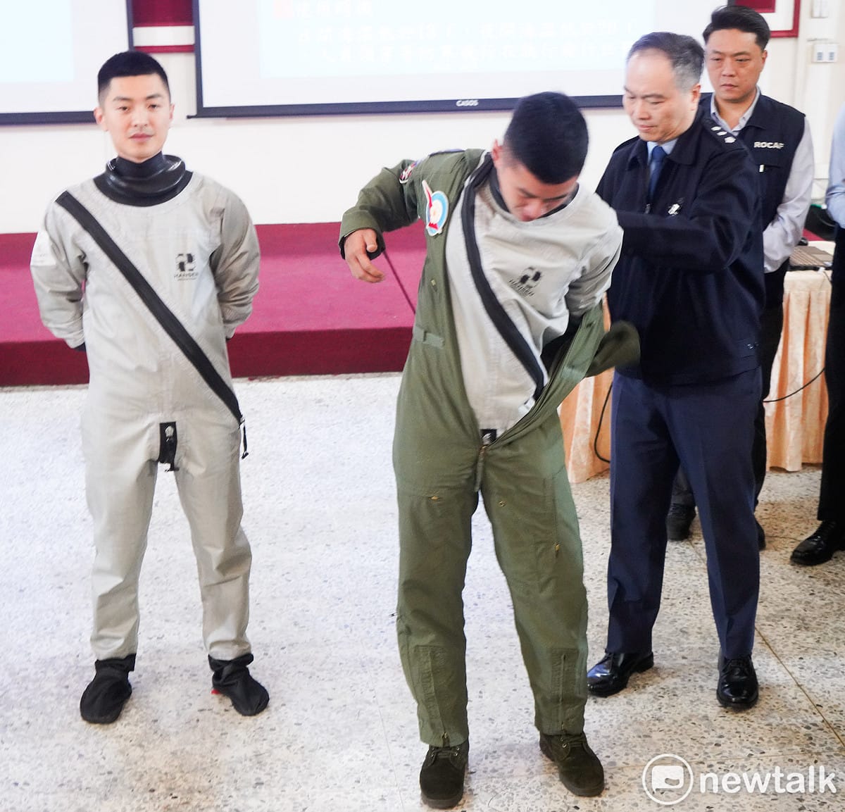 空軍今公佈飛行員配備的OTS-600型防寒飛行衣，空軍表示，當日間海溫低溫低於18度，夜間海溫低於20度，飛行員就必須穿上防寒飛行衣執行飛行任務。空軍預定在3月底發放給全軍的飛行員。 圖：張良一/攝