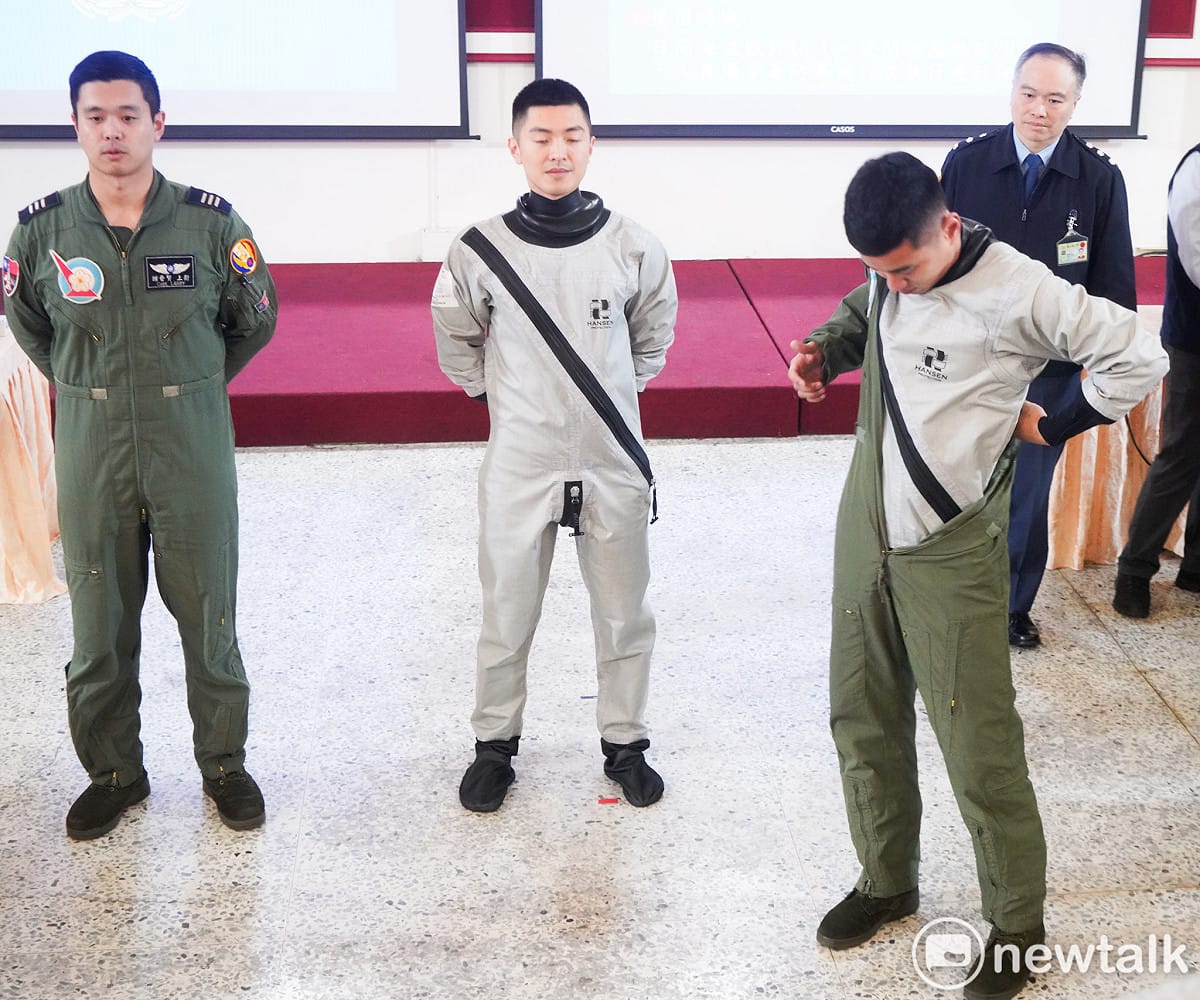 空軍今公佈飛行員配備的OTS-600型防寒飛行衣，空軍表示，當日間海溫低溫低於18度，夜間海溫低於20度，飛行員就必須穿上防寒飛行衣執行飛行任務。空軍預定在3月底發放給全軍的飛行員。 圖：張良一/攝