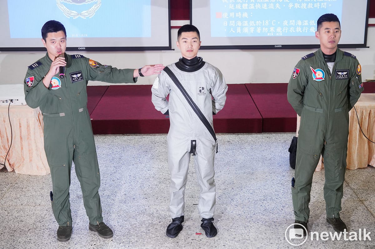 空軍今公佈飛行員配備的OTS-600型防寒飛行衣，空軍表示，當日間海溫低溫低於18度，夜間海溫低於20度，飛行員就必須穿上防寒飛行衣執行飛行任務。空軍預定在3月底發放給全軍的飛行員。 圖：張良一/攝