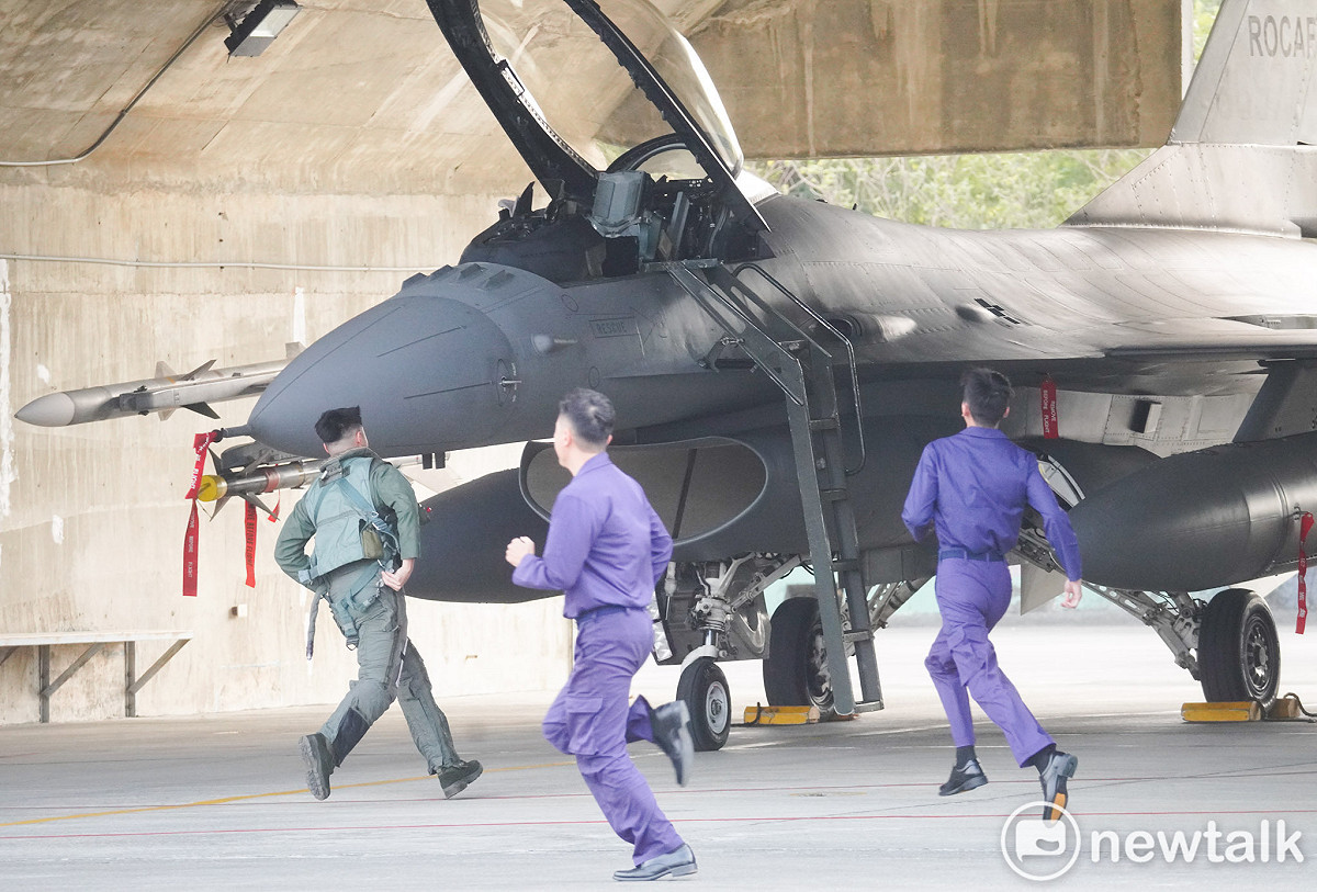 空軍第四戰術戰鬥機聯隊進行緊急起飛演練。圖為兩位飛行員從待命室衝向停放戰機的機堡。 圖：張良一/攝
