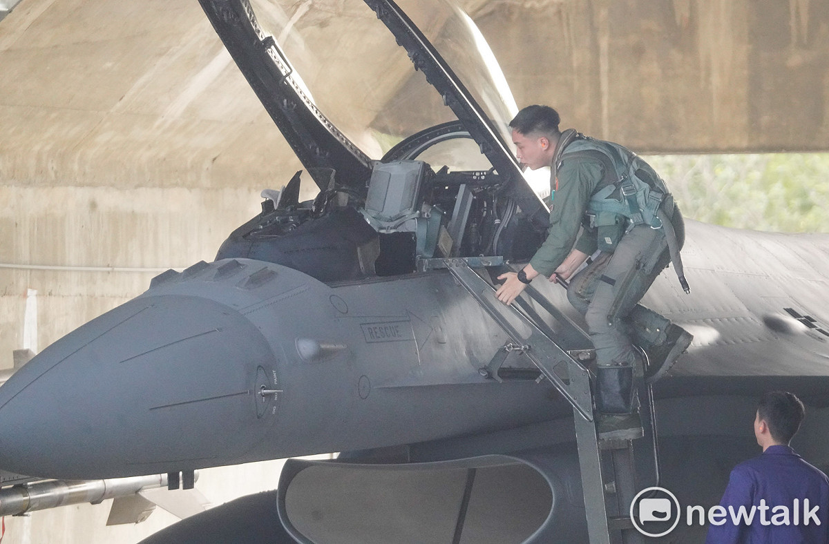 空軍第四戰術戰鬥機聯隊進行緊急起飛演練。圖為一位飛行員從待命室衝向F-16戰機，準備緊急起飛。 圖：張良一/攝