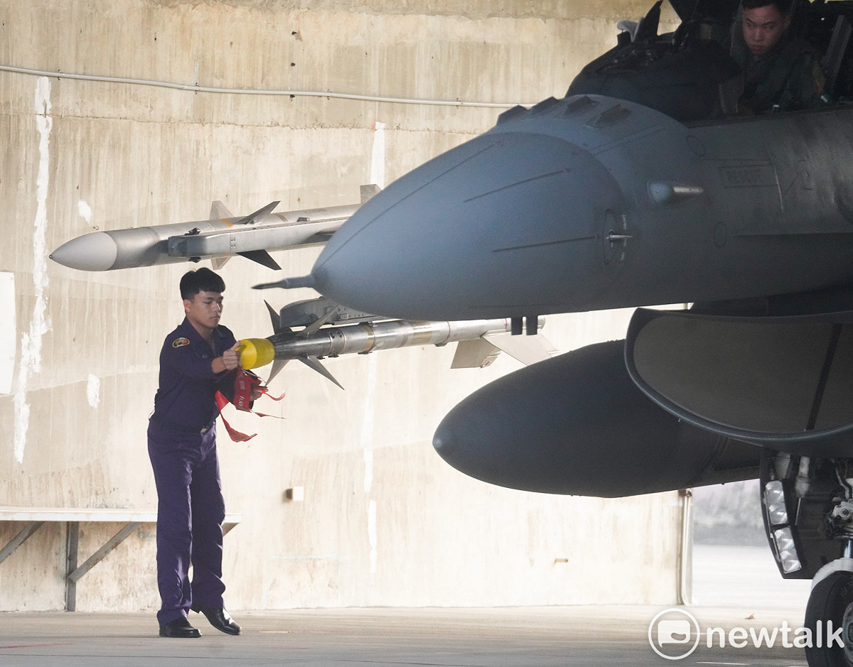 空軍第四戰術戰鬥機聯隊進行緊急起飛演練。圖為一位武掛人員將掛在AIM-120空對空飛彈和AIM-9M空對空攔截飛彈上的紅色安全飄帶卸除。 圖：張良一/攝