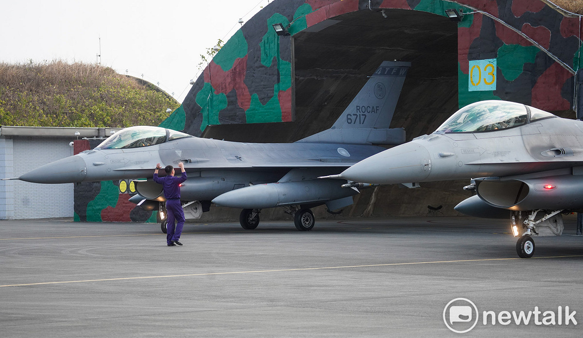 空軍第四戰術戰鬥機聯隊進行緊急起飛演練。圖為一位機工長引導戰機出機堡。 圖：張良一/攝