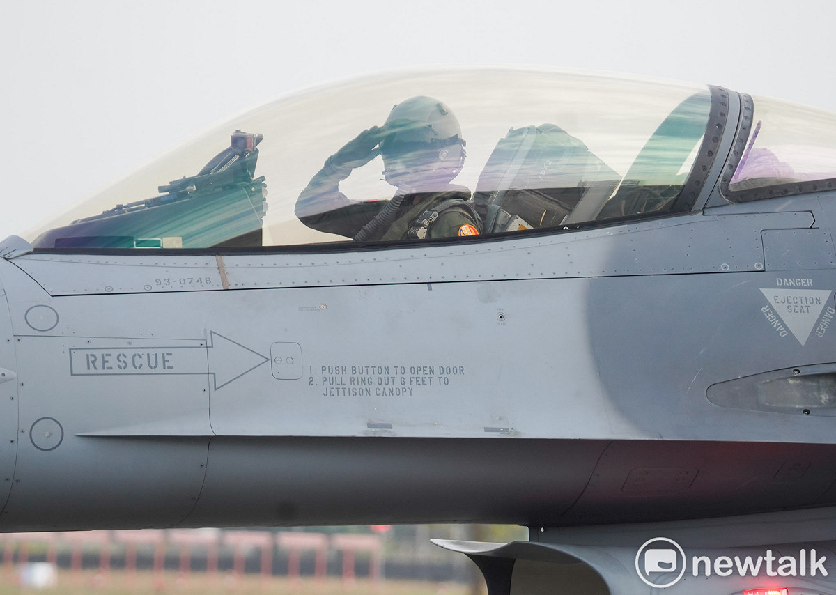 空軍第四戰術戰鬥機聯隊進行緊急起飛演練。圖為一位飛行員在起飛前舉手敬禮。 圖：張良一/攝